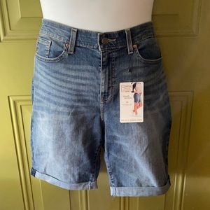 Levi’s Signature Gold Series Bermuda Shorts. 9” Mid Rise Blue Denim Size 16 W33